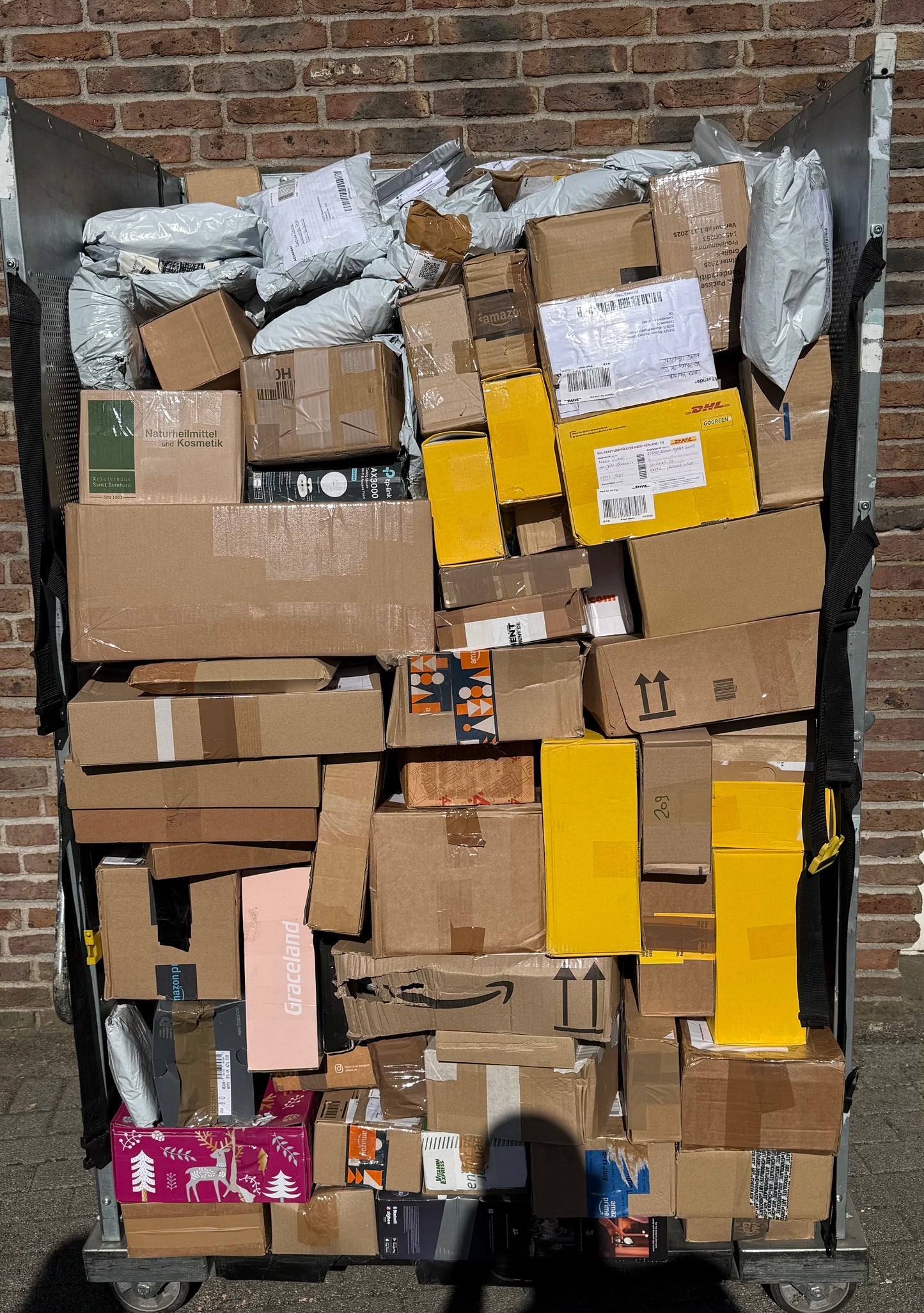 Secretpacks / Mystery-Packs – Rollcontainer mit ungeöffneten Versandpaketen